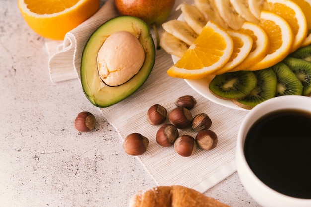 Desayuno sabroso de fruta y café.