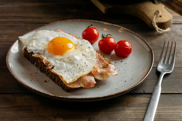 Desayuno sabroso con huevo y tocino.