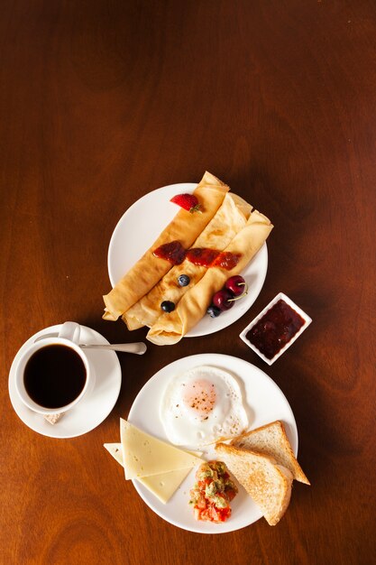 Desayuno sabroso en la mesa