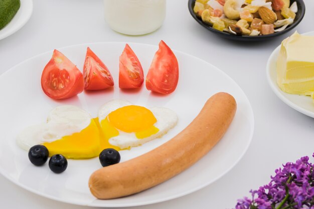 Desayuno con salchicha y huevo frito