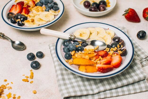 Desayuno saludable de alto ángulo con avena y fruta.