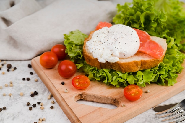 Foto gratuita desayuno saludable de alto ángulo sobre tabla de madera