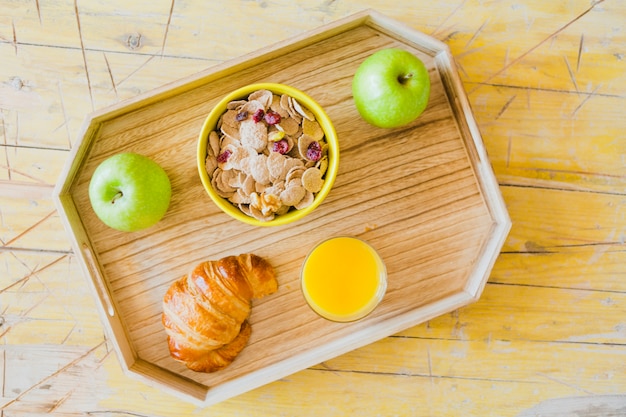 Foto gratuita desayuno saludable en bandeja