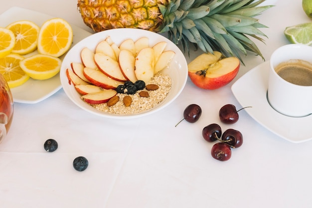 Desayuno saludable con café sobre fondo blanco