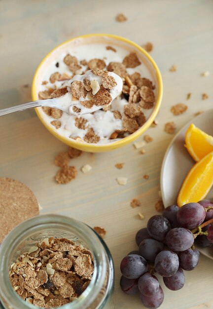 Desayuno saludable con cereales y frutas.