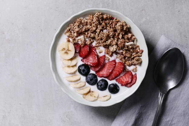Desayuno saludable con cereales y frutas.