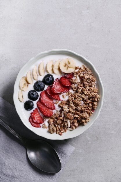 Desayuno saludable con cereales y frutas.