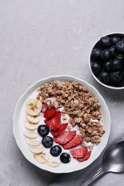 Desayuno saludable con cereales y frutas.