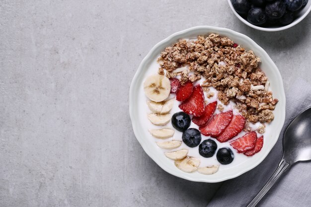 Desayuno saludable con cereales y frutas.