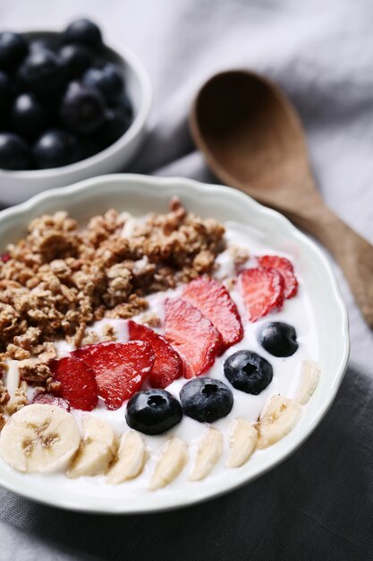 Desayuno saludable con cereales y frutas.