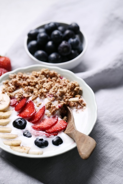 Desayuno saludable con cereales y frutas.