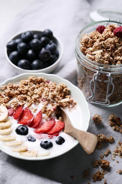 Desayuno saludable con cereales y frutas.