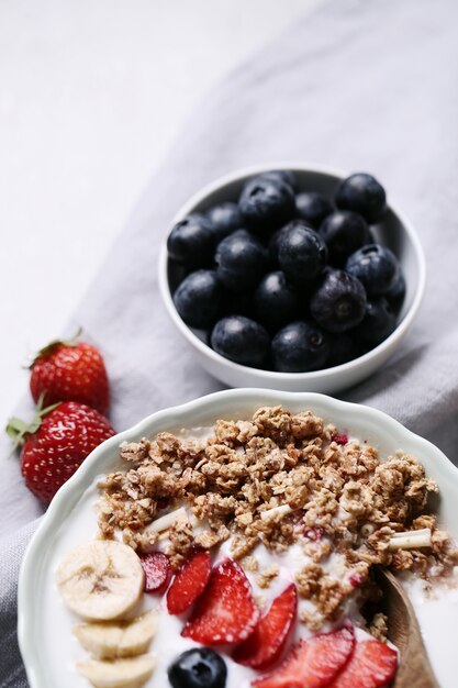 Desayuno saludable con cereales y frutas.