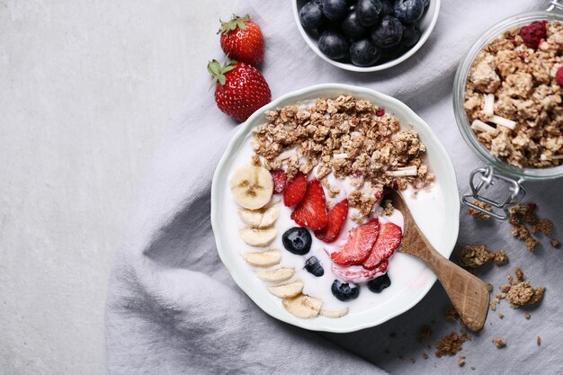 Desayuno saludable con cereales y frutas.
