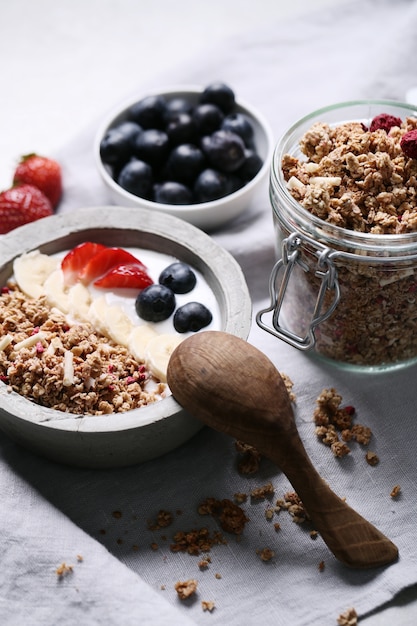 Desayuno saludable con cereales y frutas.