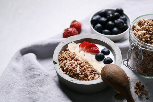 Desayuno saludable con cereales y frutas.