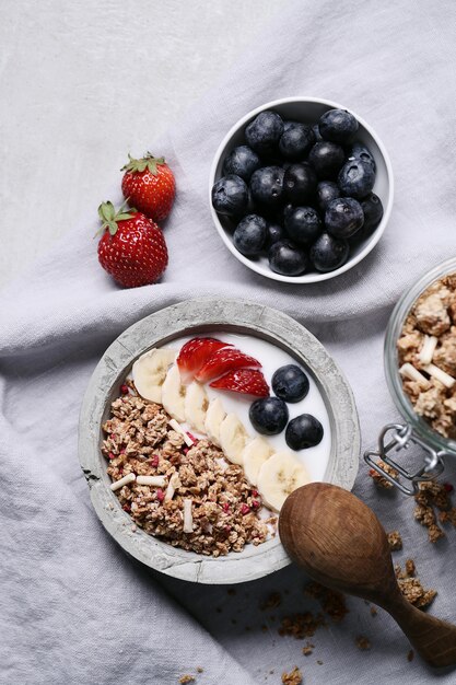 Desayuno saludable con cereales y frutas.