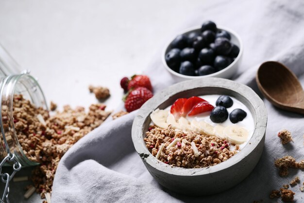 Desayuno saludable con cereales y frutas.