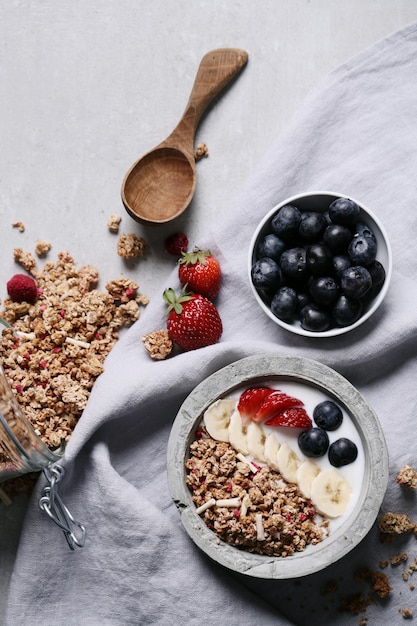 Desayuno saludable con cereales y frutas.