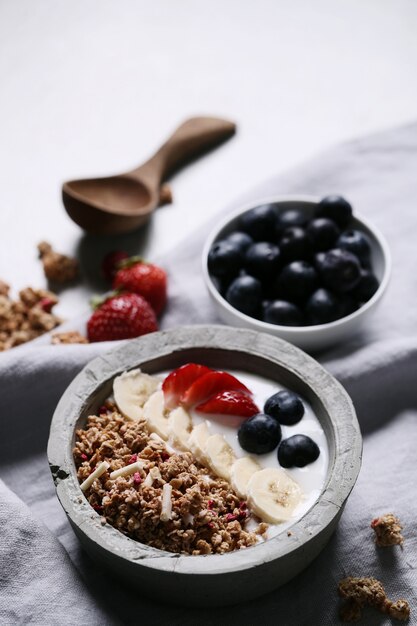 Desayuno saludable con cereales y frutas.