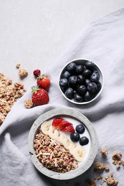 Desayuno saludable con cereales y frutas.