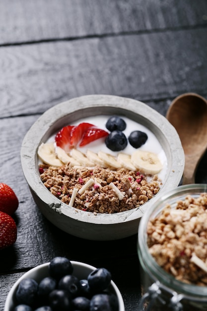 Desayuno saludable con cereales y frutas.