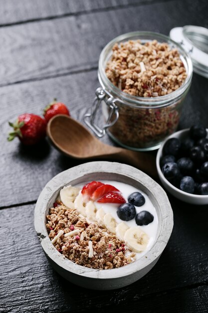 Desayuno saludable con cereales y frutas.