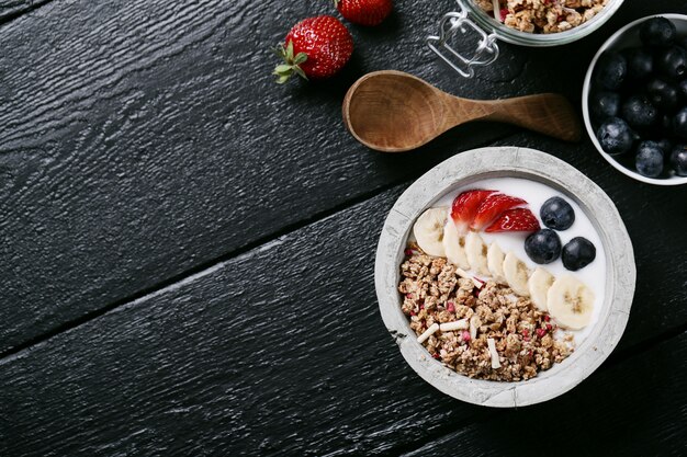 Desayuno saludable con cereales y frutas.