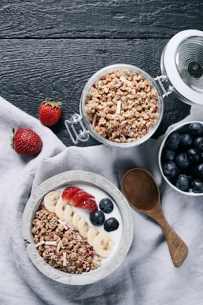 Desayuno saludable con cereales y frutas.