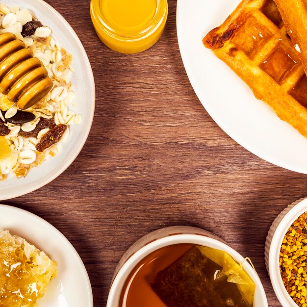 Desayuno saludable dispuesto en mesa de madera