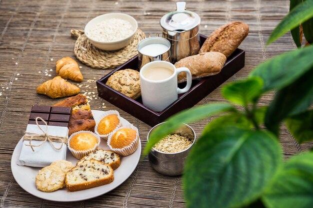 Desayuno saludable fresco en mantel individual