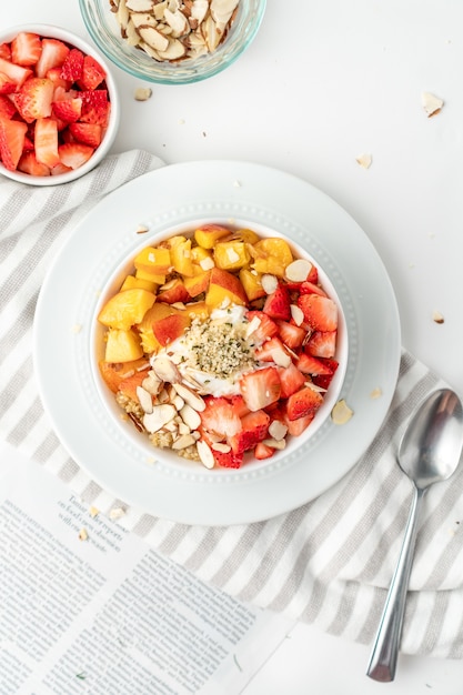 Desayuno saludable con frutas frescas y nueces