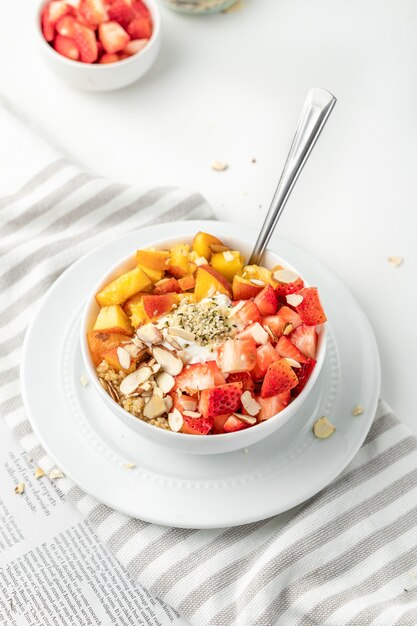 Desayuno saludable con frutas frescas y nueces