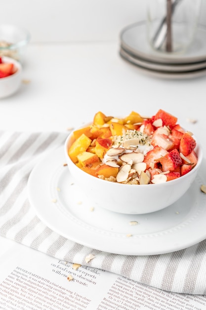 Desayuno saludable con frutas frescas y nueces