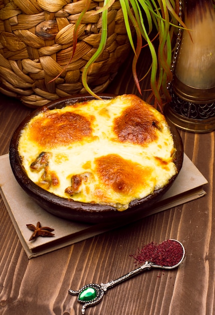 Desayuno saludable. Lasaña o cazuela o un pastel de carne al horno con queso derretido en la parte superior