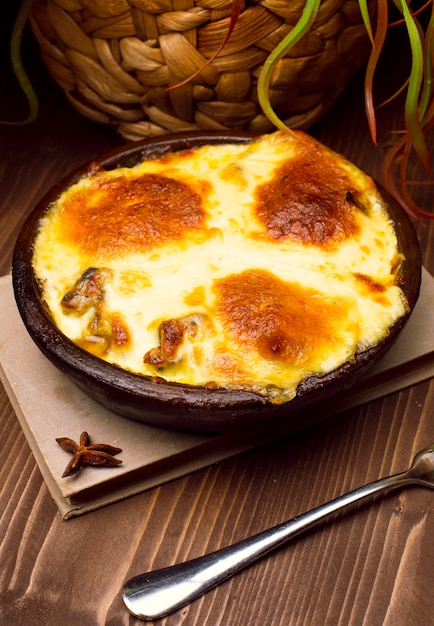 Desayuno saludable. Lasaña o cazuela o un pastel de carne al horno con queso derretido en la parte superior