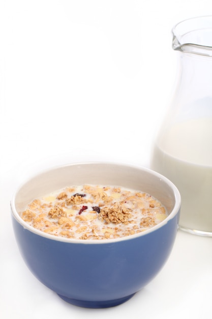 Desayuno saludable con leche y cereal.