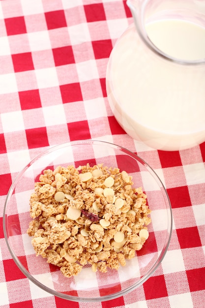 Desayuno saludable con leche y cereal.