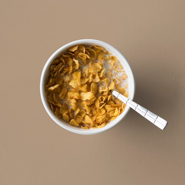 Desayuno saludable con leche de copo de maíz