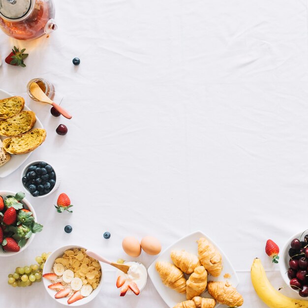 Desayuno saludable por la mañana en un mantel blanco con espacio para texto