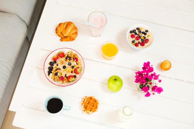 Desayuno saludable en la mesa blanca