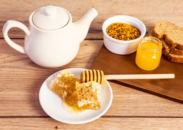 Desayuno saludable en mesa de madera