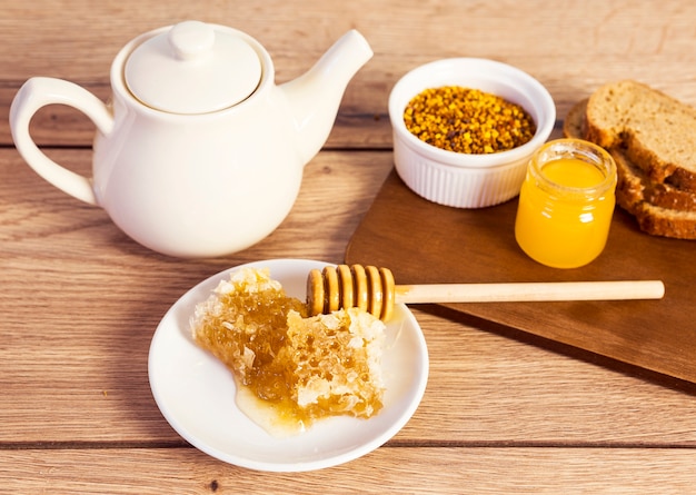 Desayuno saludable en mesa de madera