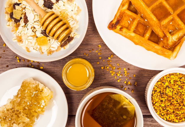 Desayuno saludable en la mesa de madera