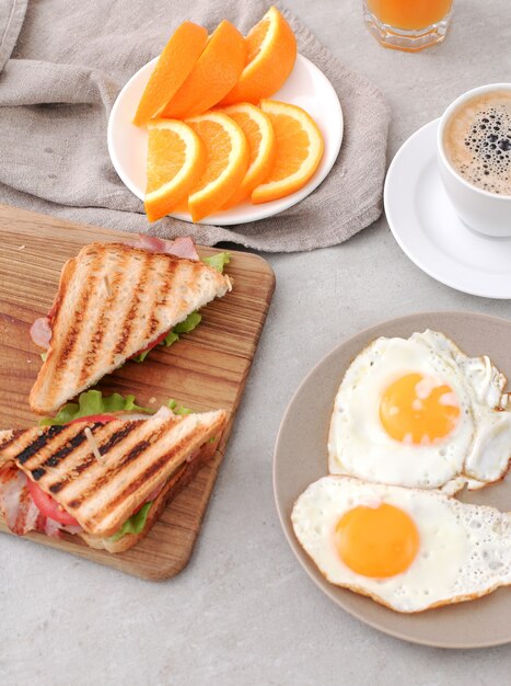 Desayuno saludable en la mesa