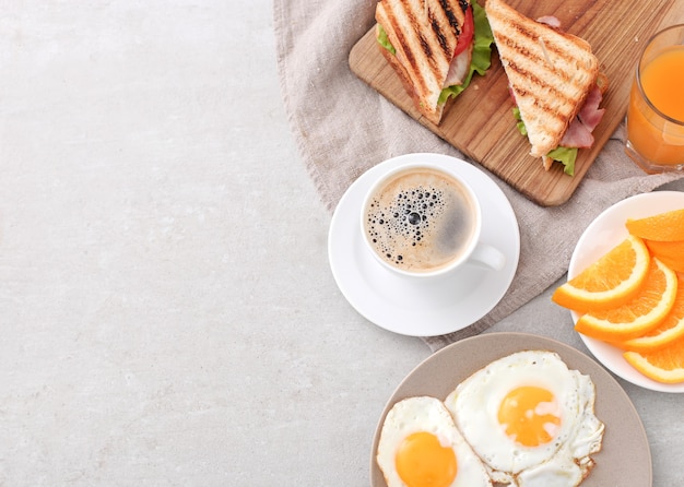 Desayuno saludable en la mesa