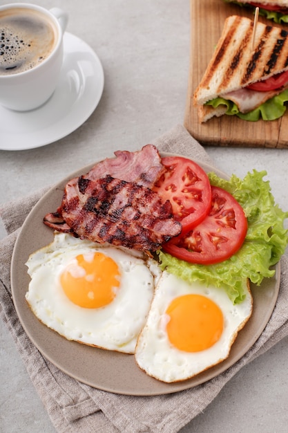 Desayuno saludable en la mesa