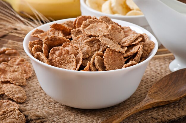 Desayuno saludable - muesli integral en un tazón blanco