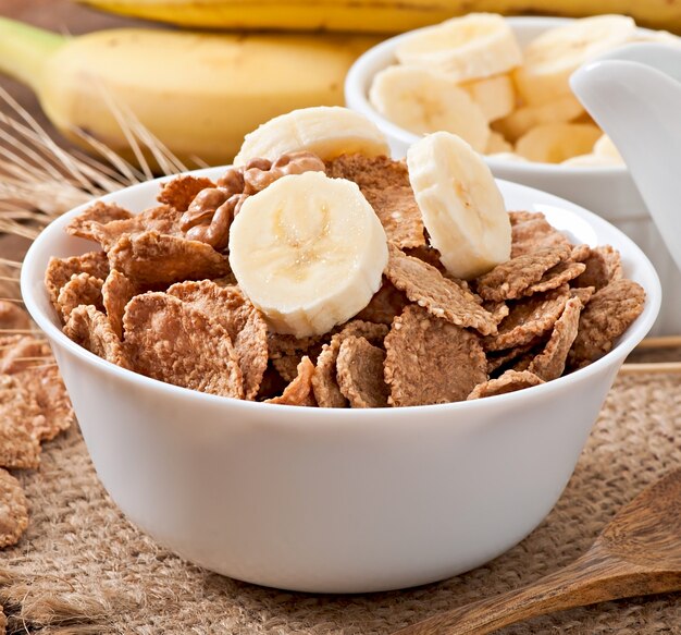 Desayuno saludable - muesli integral en un tazón blanco