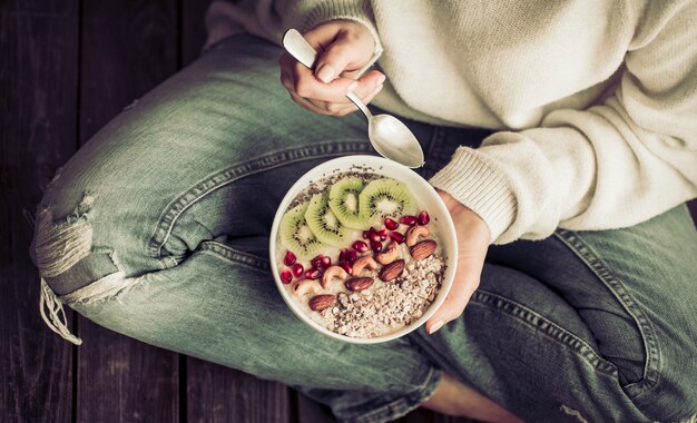 desayuno saludable a la niña en las manos,